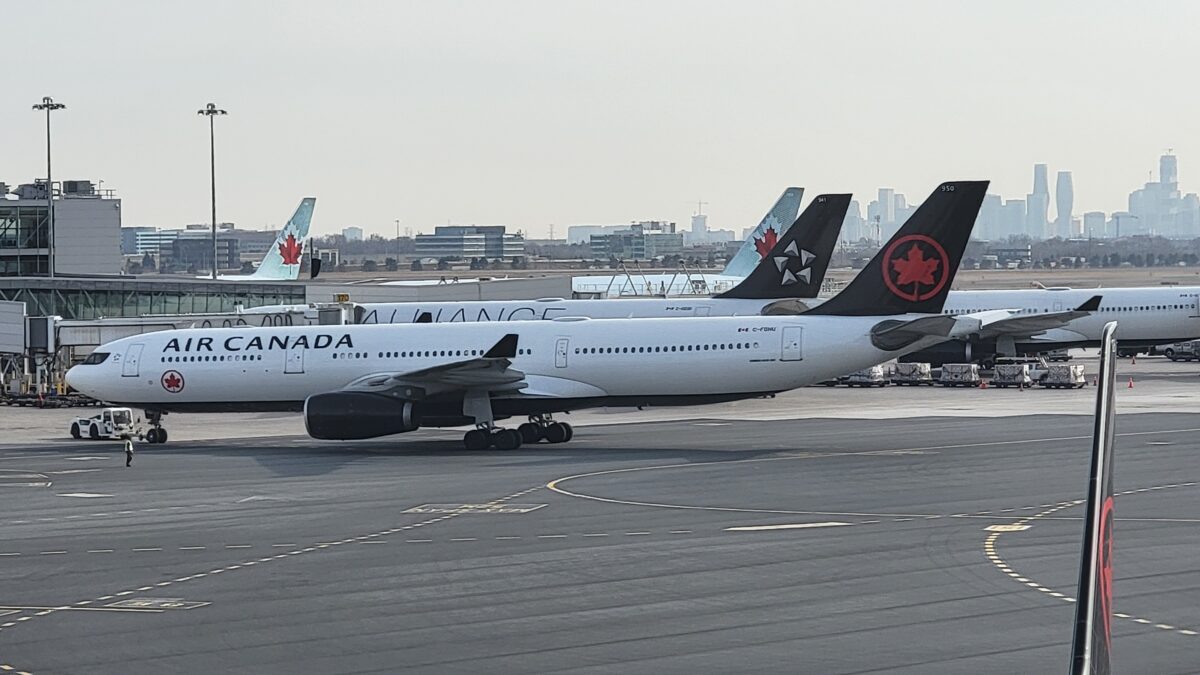 Air Canada aircraft, used to illustrate the airline’s CEO transition and bilingual leadership debate.