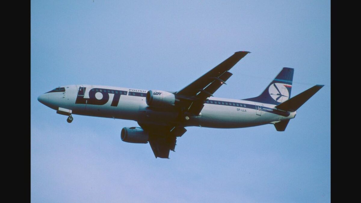 A Boeing 737-400 twinjet in flight, representative of the aircraft type operated by K2 Airways