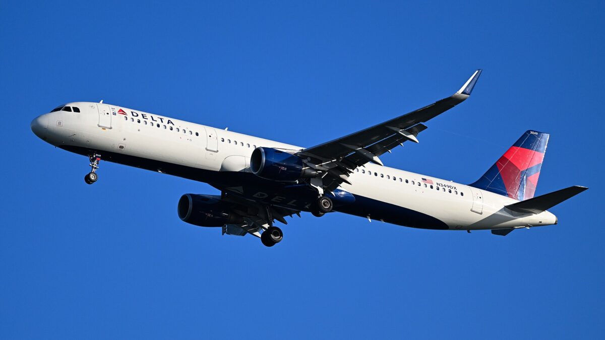 Delta Air Lines Airbus A321 on final approach with landing gear extended
