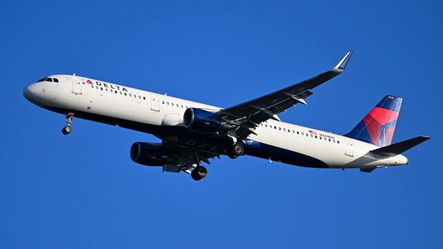 Delta Air Lines Airbus A321 on final approach with landing gear extended