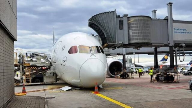 Lufthansa Dreamliner nose gear collapse