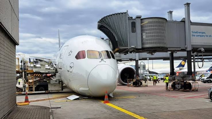 Lufthansa Dreamliner nose gear collapse