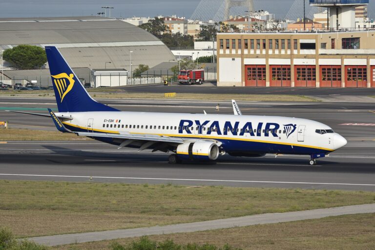 Ryanair Boeing 737 Declares Fuel Emergency After Iberia Regional Jet Blocks Nantes Runway