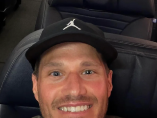 Passenger selfie inside an otherwise empty United Airlines Boeing 737 cabin
