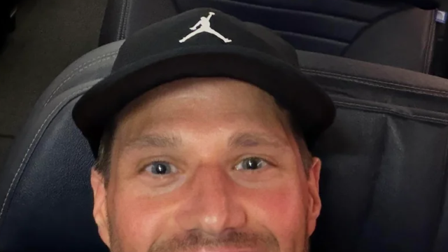 Passenger selfie inside an otherwise empty United Airlines Boeing 737 cabin