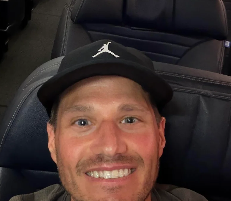Passenger selfie inside an otherwise empty United Airlines Boeing 737 cabin