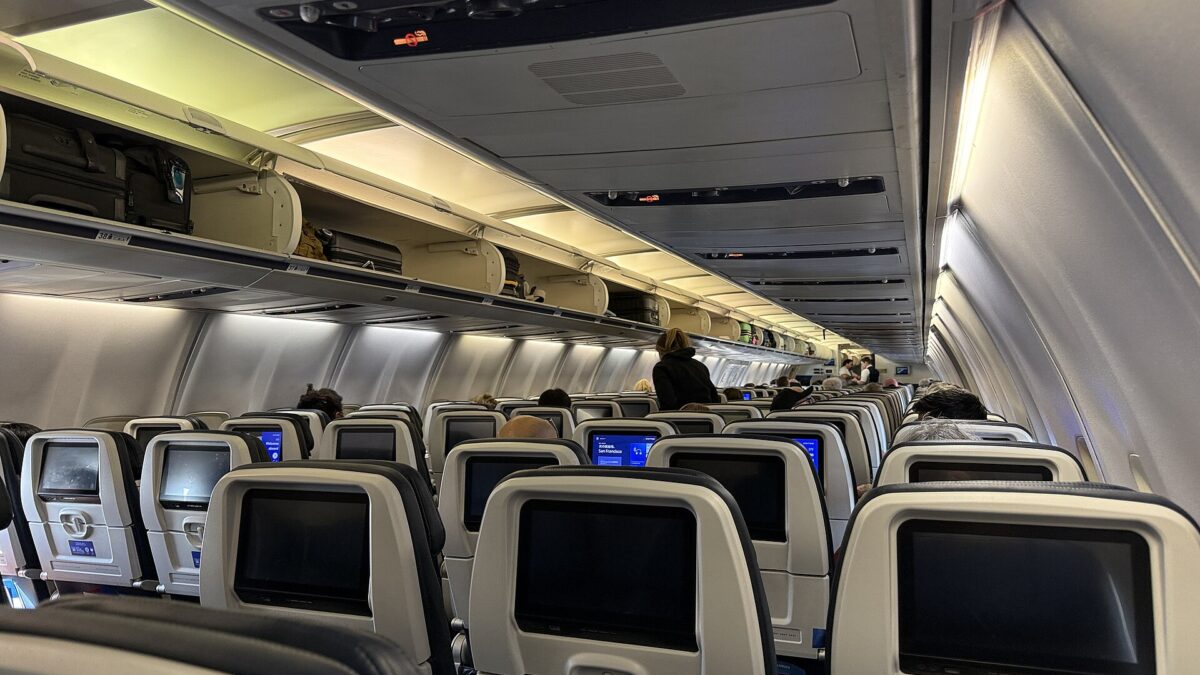Economy cabin with rows of windows aboard a United Airlines Boeing 757